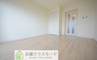「白」いフローリングが明るい室内空間を演出！
