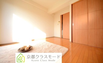夕日が眩しいくらいに入ってきます。