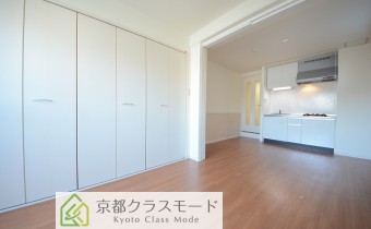居室・リビング　仕切りを開放すれば約11帖の広々空間に！