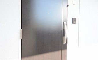 ダブルロックの玄関ドア
