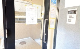 エントランス入り口　オートロック付き