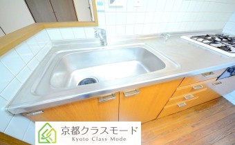 シンクも調理スペースも広い！