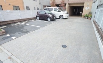 駐車場　敷地内にガレージ完備！