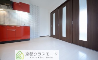 「白」を基調とした綺麗な室内♪　「赤い」キッチンが良いアクセント♪