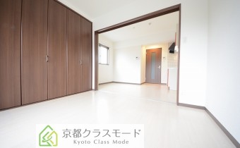 「白」を基調とした綺麗な室内♪　仕切りを開放すれば広々LDKに！