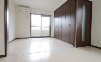 仕切りを開放すると奥まで光が差し込みます♪