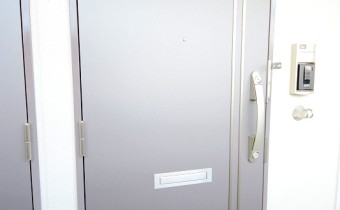 玄関扉　ペット用リールフックが付いています♪