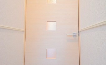 その他設備　ペットドア付で自由に出入りできます。