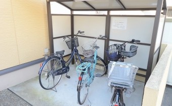 駐輪場　屋根付の駐輪場がございます。原付OK