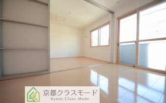 採光面が多く明るい室内空間