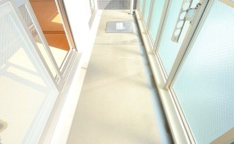 光が差し込みやすいバルコニーです♪