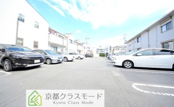 駐車場　敷地内ガレージ完備！
