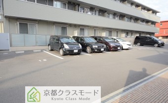 駐車場　敷地内ガレージ完備！