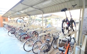 屋根付駐輪所もあります