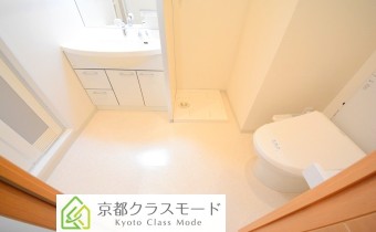 脱衣スペース　※室内写真は同マンション内の別タイプのお部屋になります。