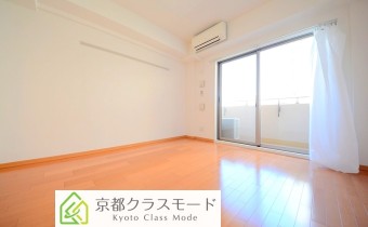 洋室は広々していてエアコンも付いているので快適です　※室内写真は同マンション内の別タイプのお部屋になります。