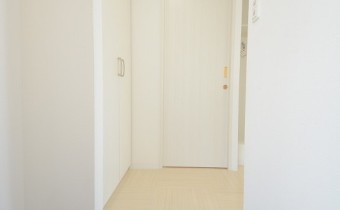 玄関　入ってL字にお部屋があるので丸見えでないのが嬉しいですね！