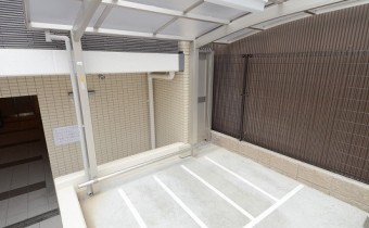 屋根付のバイク置場がございます
