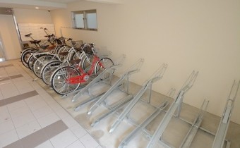 屋内に駐輪場がありるので安心ですね♪