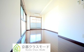※室内写真は同マンション内の402号室のものです。