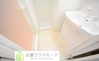 脱衣スペース※同マンション別タイプの写真です