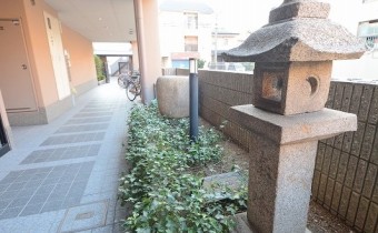 京都っぽい灯篭が出迎えてくれます。