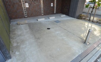 敷地内ガレージ　空きは要確認！