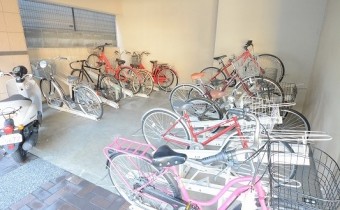 駐輪場は屋根付です！