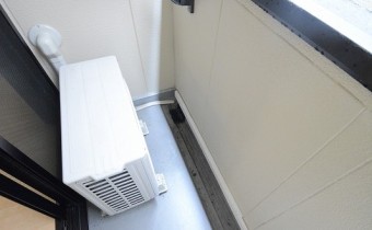 ベランダは少し狭めです。