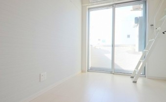 洋 5帖　白色のおかげで開放的です。