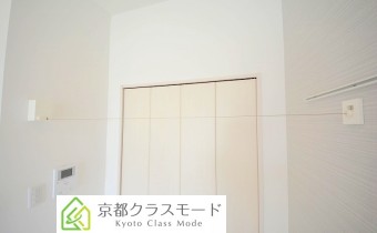 延ばして反対側にセット、渡したワイヤーにハンガーを引っ掛けます♪