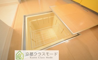 床下収納もございます。