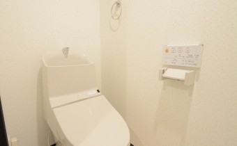 ウォシュレットトイレ♪棚もあり便利です