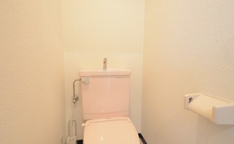 トイレには棚が付いているので便利です