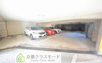 駐車場は地下にもあります