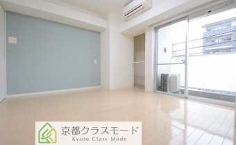 ブルー系アクセントクロスと白系のフローリングのコンビネーション♪