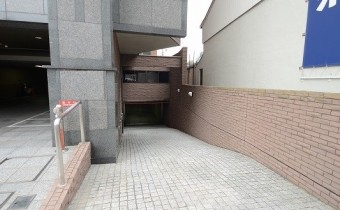 敷地内ガレージ入り口