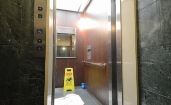 エレベーター　部屋の鍵がないと動きません！