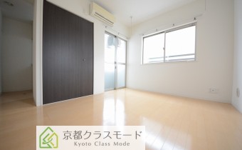 白系のフローリンに濃系のクローゼットが良いアクセントに♪