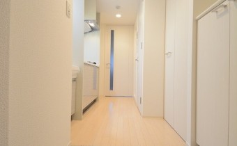 玄関には便利なシューズボックス付き※同マンション別室のお部屋です。