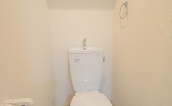 トイレには棚が付いているので便利です♪※同マンション別室のお部屋です。