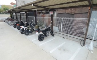 屋根付きの駐輪場　自転車・原付バイクまで