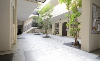 マンションに中庭がございます♪