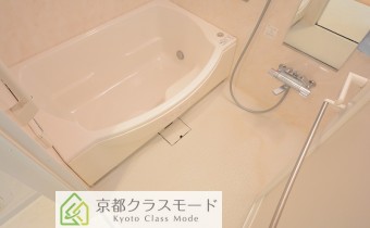 シェル型の浴槽　※室内写真は同マンション内の205号室のものです。