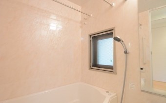 窓も付いています！　※室内写真は同マンション内の205号室のものです。