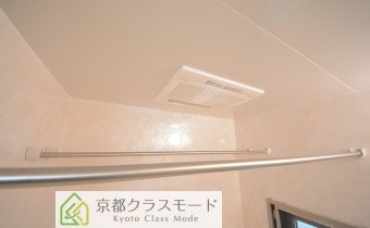 浴室乾燥機付き　※室内写真は同マンション内の205号室のものです。