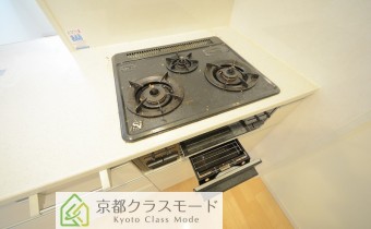 3口ガスコンロ（魚焼きグリル付き）　※室内写真は同マンション内の205号室のものです。