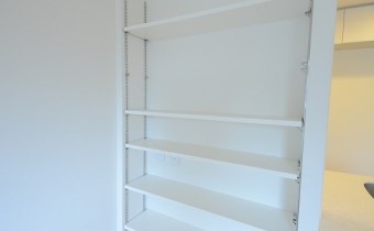 棚　※室内写真は同マンション内の205号室のものです。