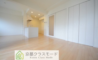 リビング　※室内写真は同マンション内の205号室のものです。