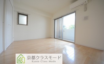 リビング　別アングル　※室内写真は同マンション内の205号室のものです。